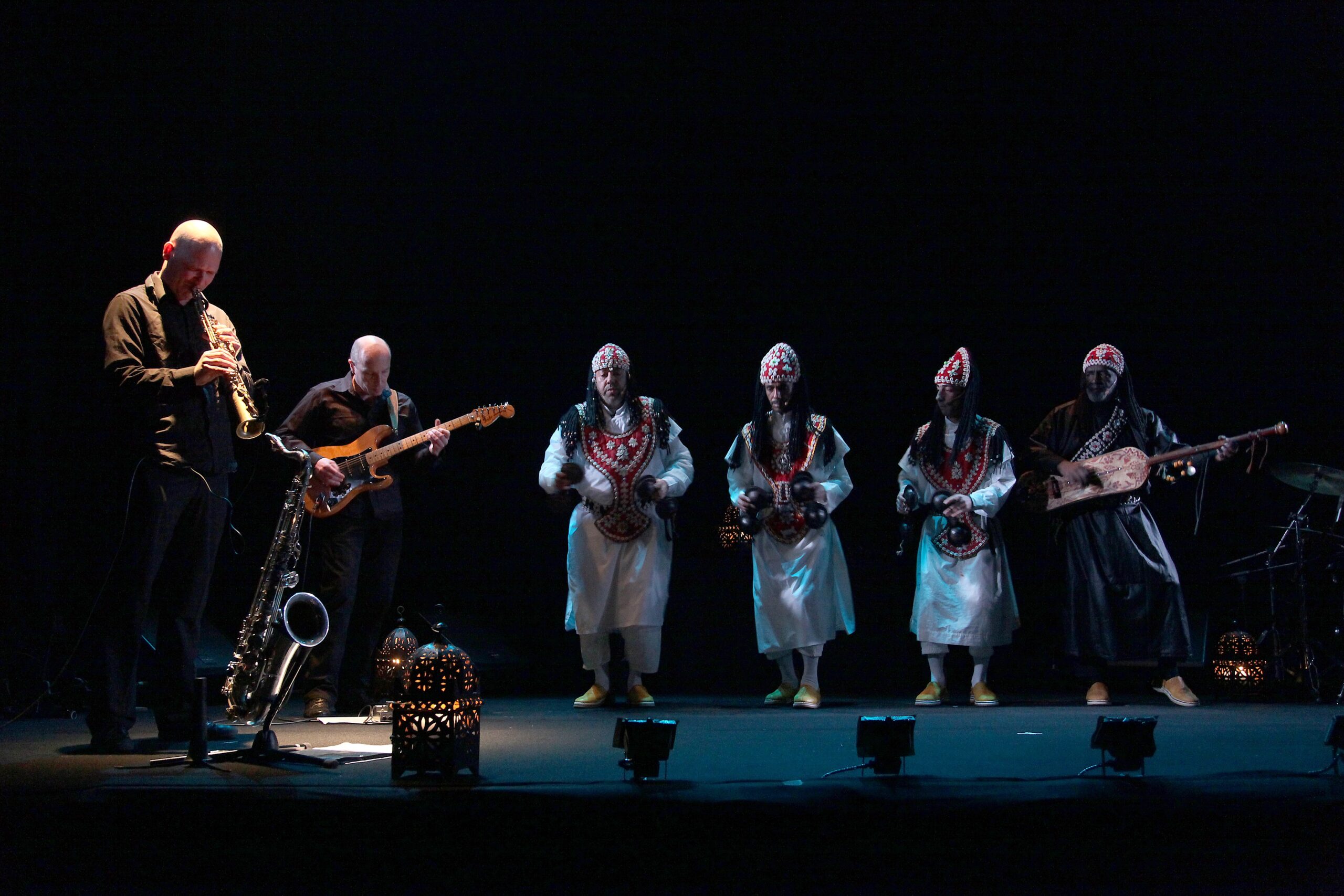 ALWANE LILA DE DERDEBA – 024 ALWANE LILA DE DERDEBA
Création du spectacle - Tanger - Janvier 2011
© SCENES DU MAROC
Photo © Stéphane KERRAD
stephane@kbstudios.net
http://www.kbstudios.net